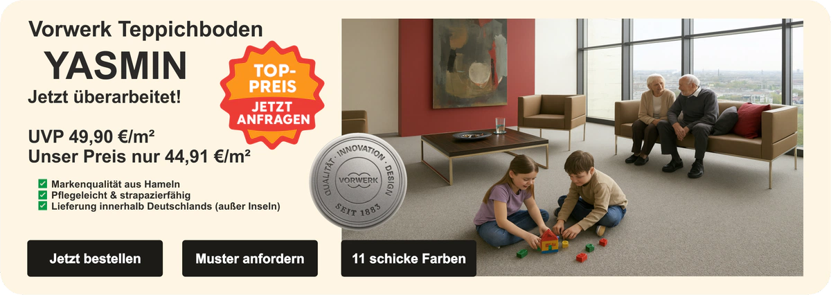 alt="Vorwerk Teppichboden YASMIN in modernem Wohnzimmer mit zwei Personen auf der Couch und spielenden Kindern